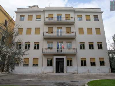 Di fronte a noi svetta un immobile bianco di quattro piani degli anni 50, sede della scuola, che affianca (e ingloba in parte)...